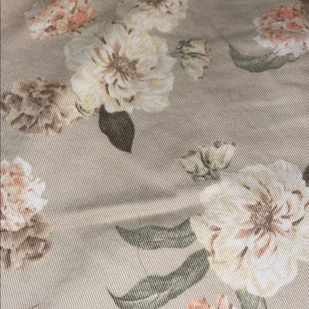 Gloria Vanderbilt Beige Floral Women's Capris. Size 14. - Picture 10 of 10